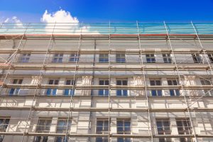 Comment gérer le nettoyage d'un immeuble pendant une période de travaux de ravalement ?